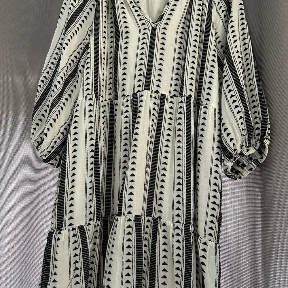 Evereve Black and White Geometric 3/4 Sleeve Cassidy Dress